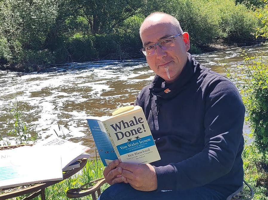 Stefan mit dem Buch Whale done