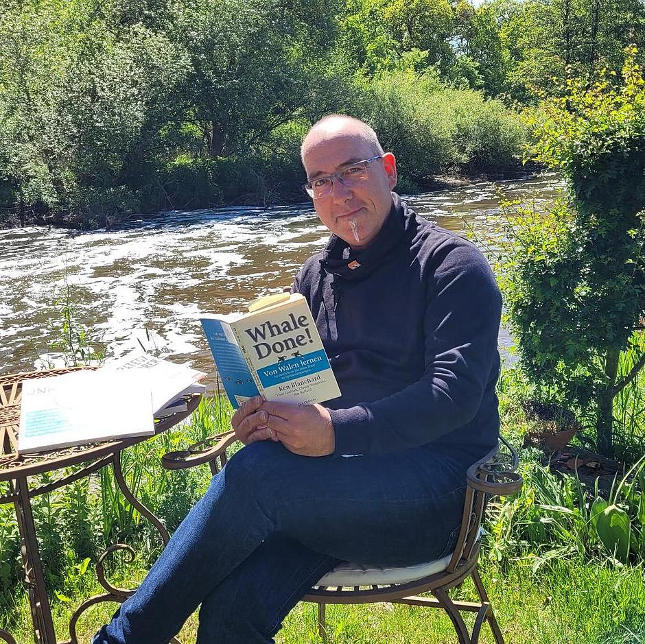 Stefan zeigt das Buch Whale done!