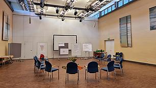 Blick in einen frisch vorbereiteten Seminarraum